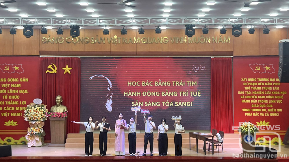 Đội thi tham dự phần thi chào hỏi, giới thiệu về Cuộc thi và đội thi của mình bằng các hình thức sân khấu hóa.