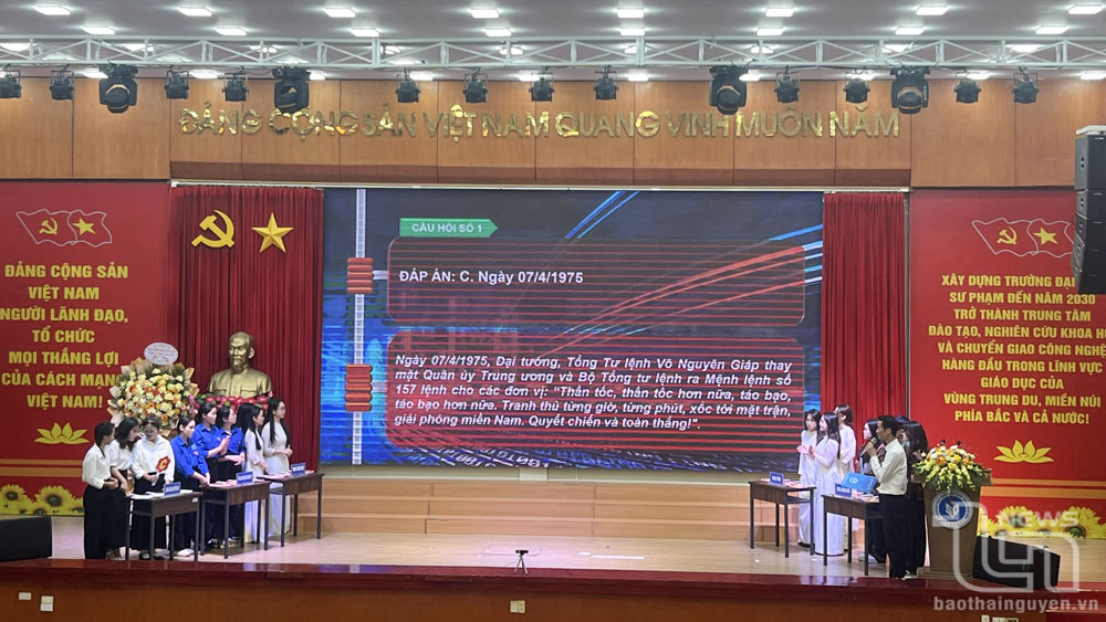 Các đội thi tham dự phần thi hiểu biết, trả lời câu hỏi xoay quanh chủ đề về Bác Hồ và kỷ niệm 50 năm Giải phóng miền Nam.
