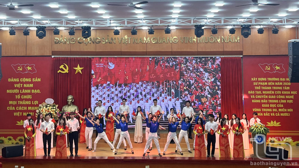 Tiết mục văn nghệ do các em sinh viên Trường Đại học Sư phạm (Đại học Thái Nguyên) biểu diễn tại Cuộc thi.