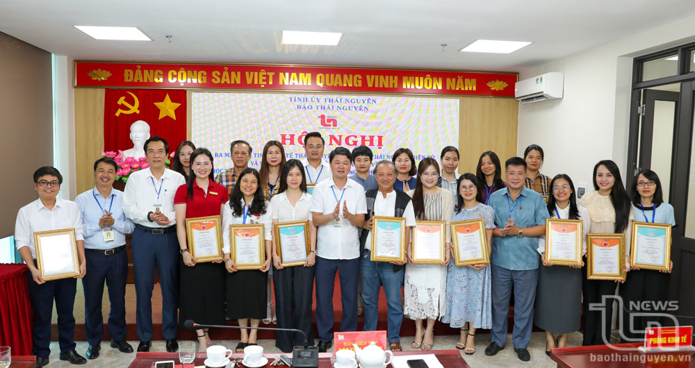 Báo Thái Nguyên ra mắt 'Bản tin Kinh tế' và sơ kết, trao giải 2 cuộc thi báo chí