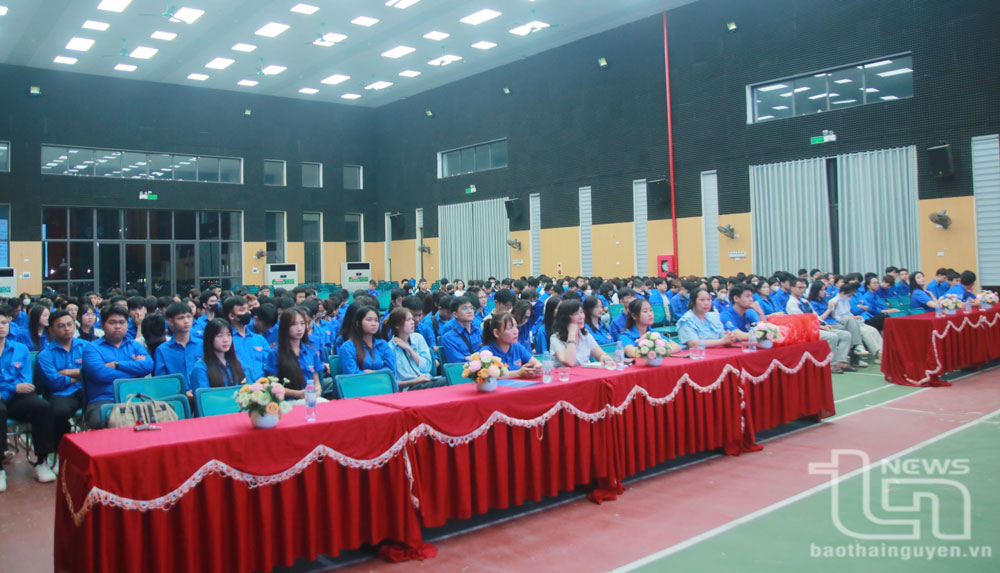 Các đại biểu và sinh viên Trường Đại học Công nghệ thông tin và Truyền thông (Đại học Thái Nguyên) tham dự Chương trình.