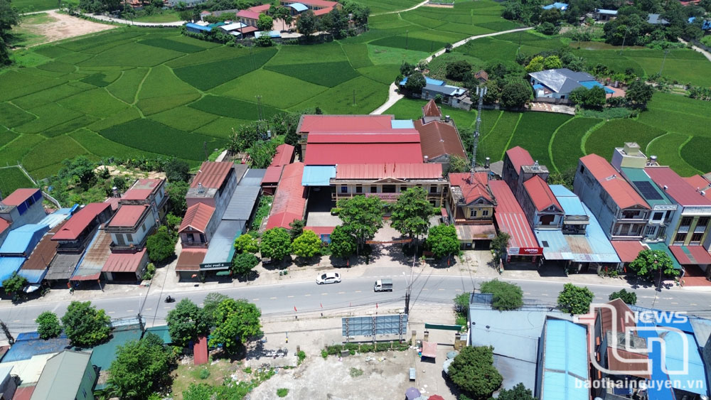 Xã Tân Cương được thành lập trên cơ sở nhập 3 xã: Tân Cương, Thịnh Đức (TP. Thái Nguyên) và xã Bình Sơn (TP. Sông Công); có diện tích 57,92km2, quy mô dân số 25.294 người; trung tâm hành chính đặt tại xã Tân Cương hiện nay.