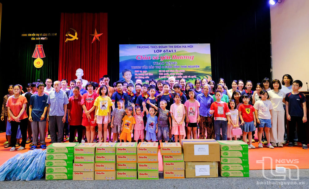 Tặng quà Trung tâm Bảo trợ và Công tác xã hội tỉnh Thái Nguyên