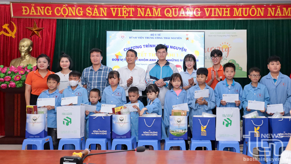 Các nhà hảo tâm trao quà tặng những bệnh nhi đang điều trị tại Bệnh viện Trung ương Thái Nguyên.