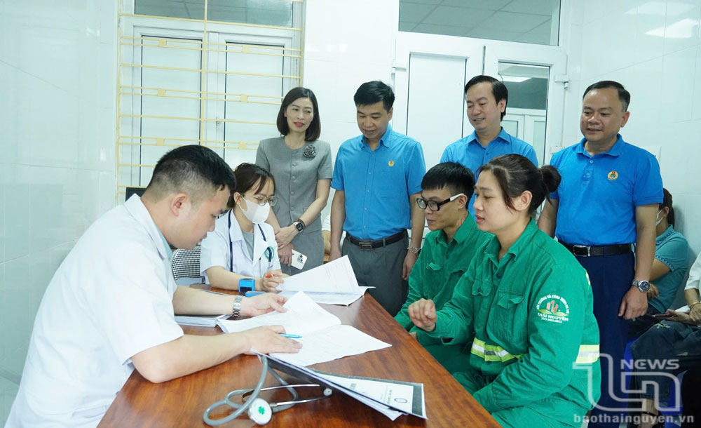 Tặng quà, khám sức khỏe miễn phí cho người lao động