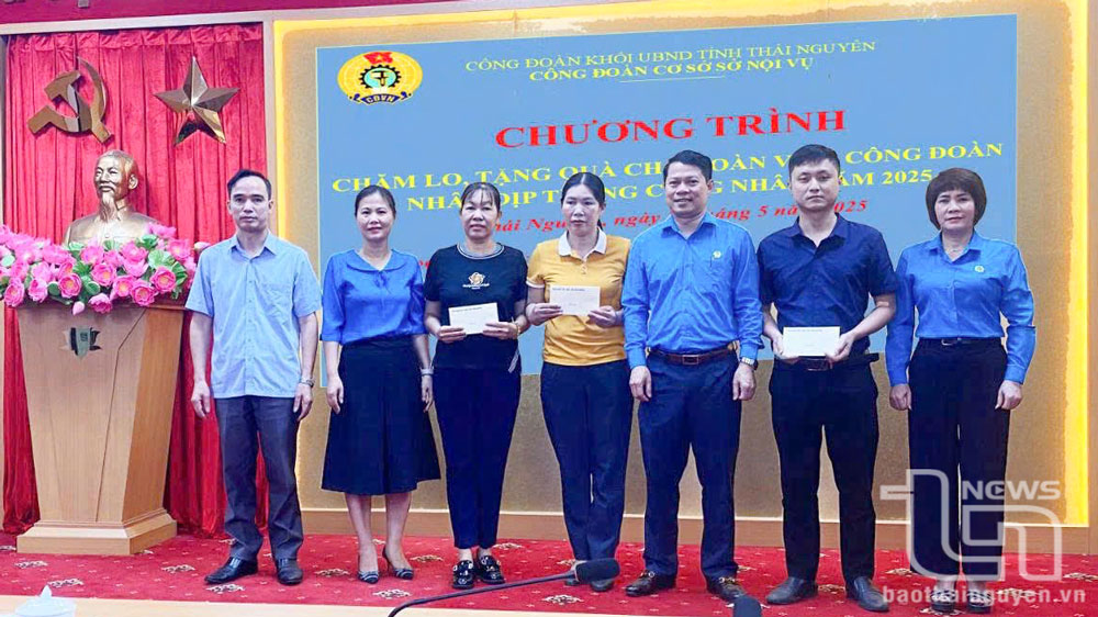 Lãnh đạo Công đoàn Khối UBND tỉnh tặng quà người lao động có hoàn cảnh khó khăn.
