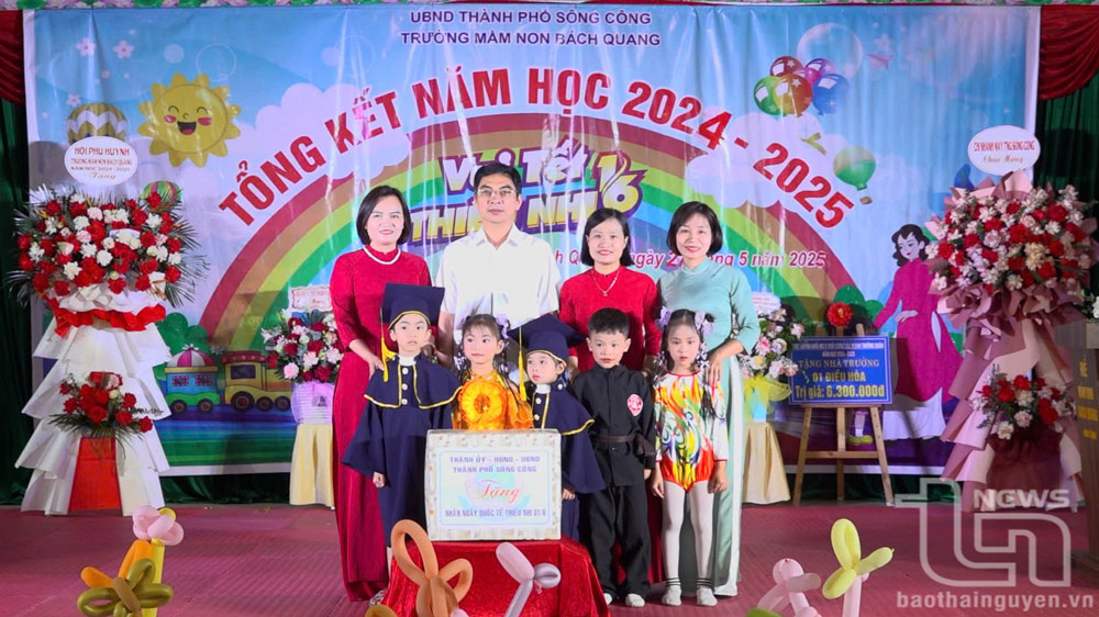 Lãnh đạo TP. Sông Công tặng quà cô và trò Trường Mầm non Bách Quang.