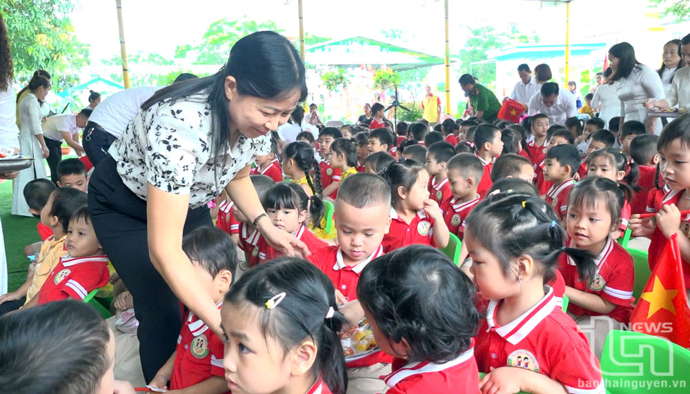Tặng quà nhân dịp Quốc tế thiếu nhi