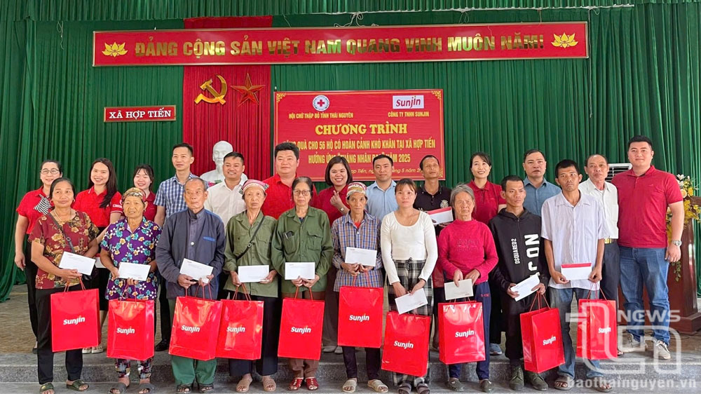 Tặng quà cho nông dân, người nghèo