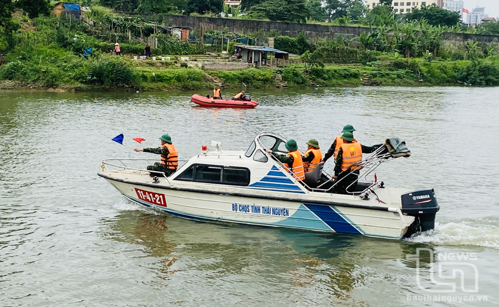 Tập huấn lái xuồng, tìm kiếm cứu nạn