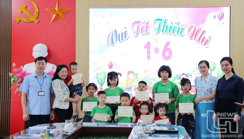 Đồng chí Phó Chủ tịch HĐND tỉnh Mai Thị Thúy Nga tặng quà các cháu thiếu nhi tại Trung tâm Bảo trợ xã hội tỉnh.