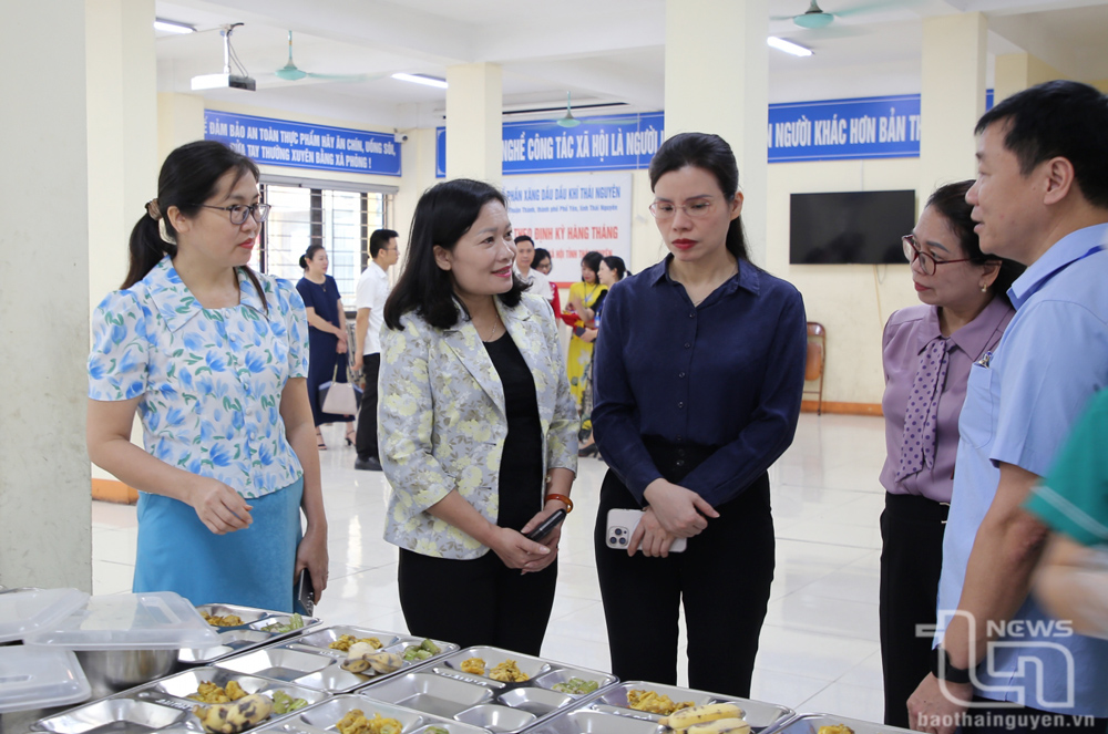 Đồng chí Mai Thị Thúy Nga thăm khu vực bếp ăn tại Trung tâm.