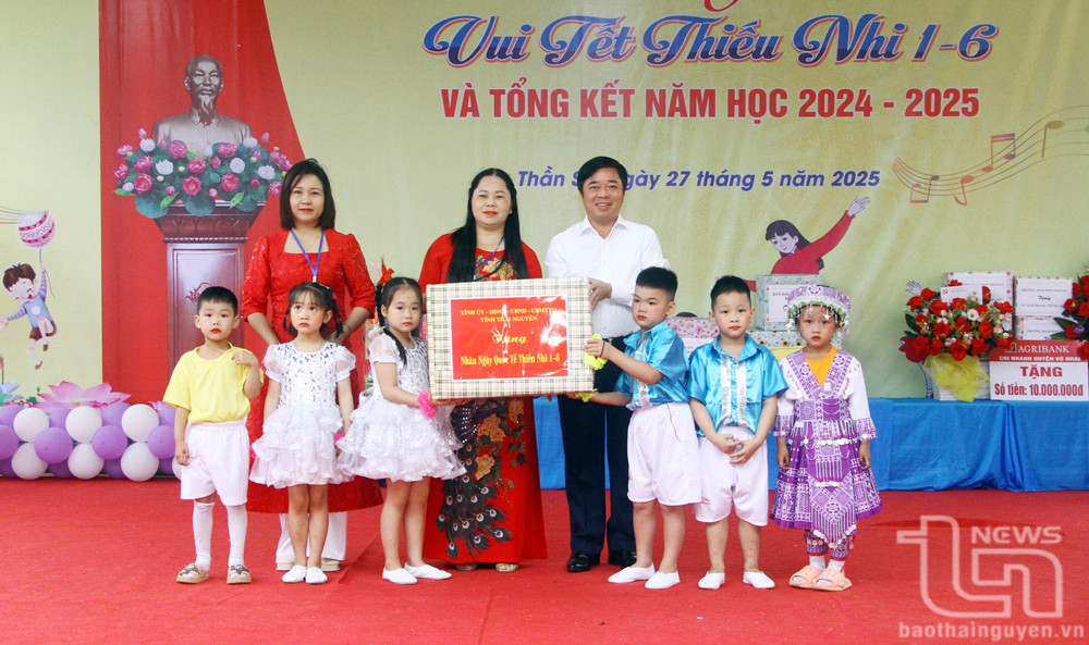 Đồng chí Bùi Văn Lương trao quà tặng cô và trò Trường Mầm non Thần Sa.