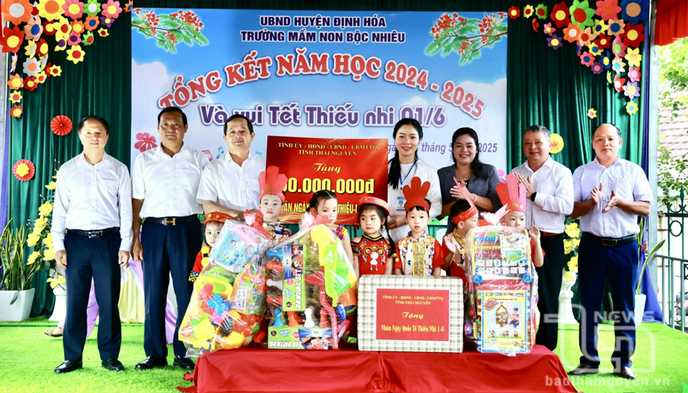 Đoàn công tác tặng 50 triệu đồng cho Trường Mầm non Bộc Nhiêu (Định Hóa) và tặng quà các cháu học sinh.