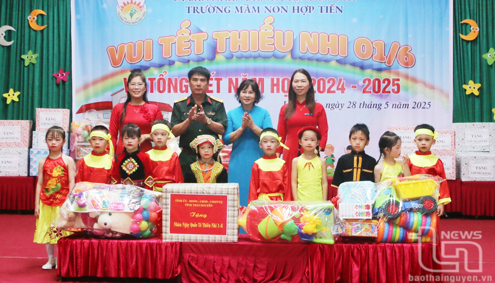 Tặng quà nhân dịp Quốc tế Thiếu nhi
