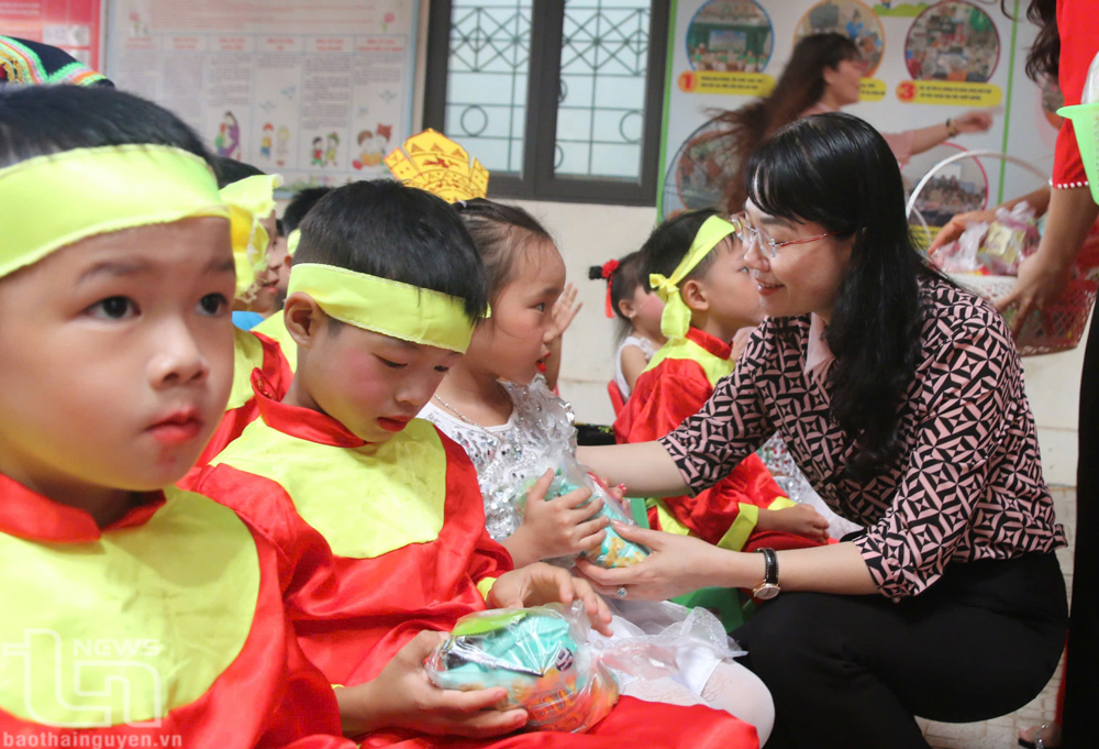 Lãnh đạo huyện Đồng Hỷ tặng quà học sinh Trường Mầm non Hợp Tiến.