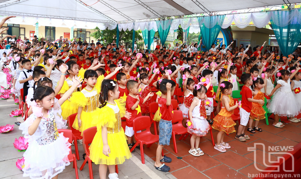 Học sinh Trường Mầm non Ba Hàng tham gia đồng diễn.