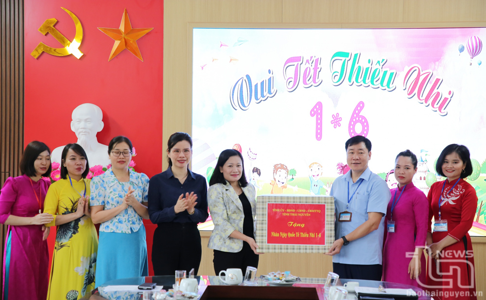 Đồng chí Phó Chủ tịch HĐND tỉnh Mai Thị Thúy Nga tặng quà Trung tâm Bảo trợ xã hội tỉnh.