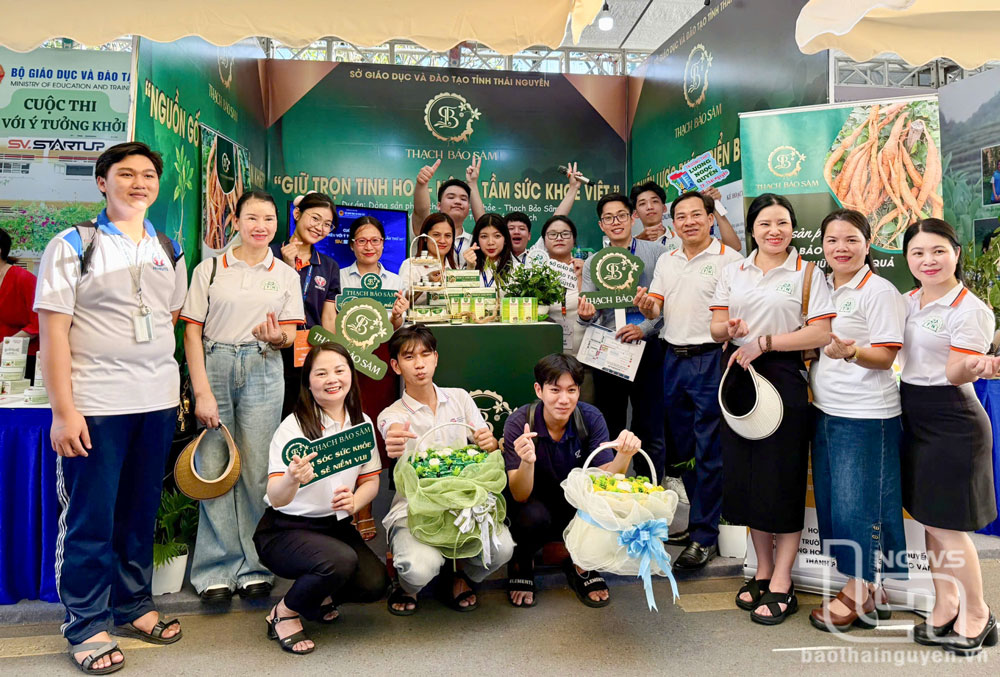 Các thành viên Đoàn công tác của Sở Giáo dục và Đào tạo cùng nhóm học sinh Trường THPT Lương Ngọc Quyến tại vòng chung kết Cuộc thi “Học sinh, sinh viên với ý tưởng khởi nghiệp” toàn quốc năm 2025.
