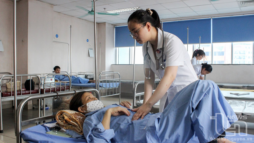 Bác sĩ Khoa Huyết học lâm sàng Bệnh viện Trung ương Thái Nguyên thăm khám cho bệnh nhân trước mỗi đợt truyền máu.