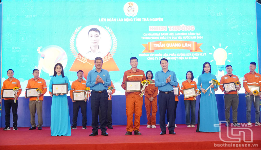 Lãnh đạo Tổng Liên đoàn Lao động Việt Nam và Liên đoàn Lao động tỉnh trao Bằng lao động sáng tạo cho các cá nhân tiêu biểu.