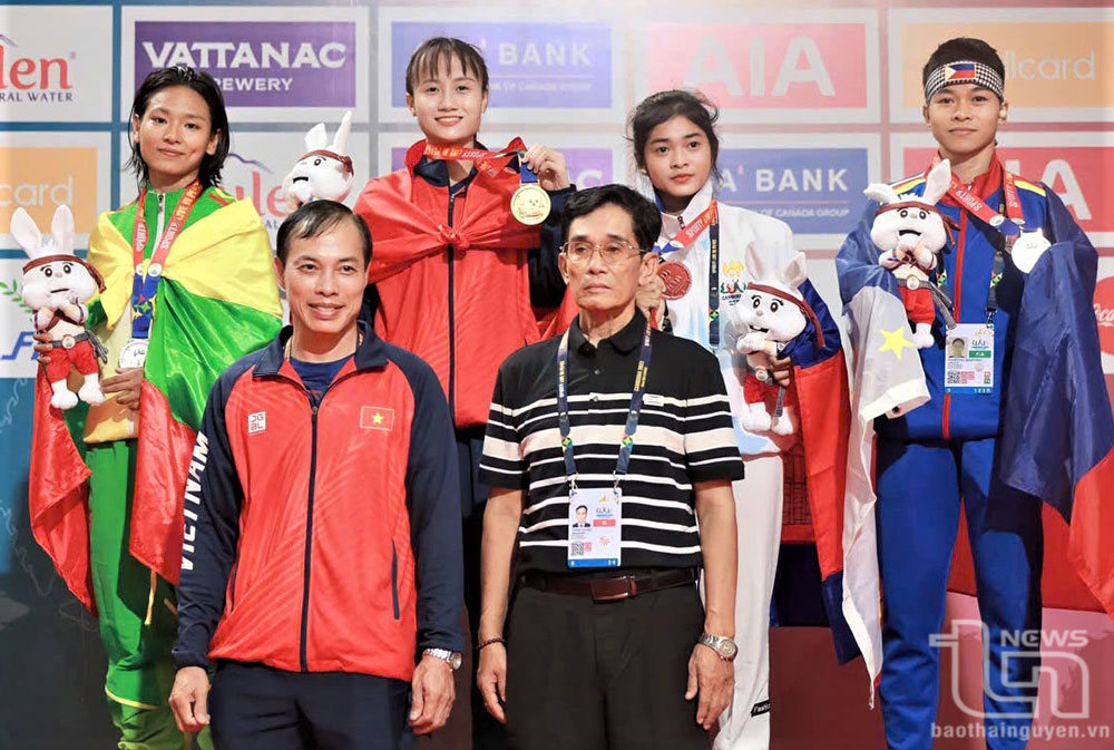 Võ sĩ Tạ Thị Kim Yến (hàng sau, thứ 2 từ trái vào) cùng các thầy trò bộ môn trong niềm vui chiến thắng.
