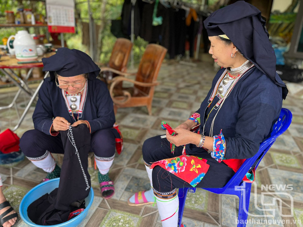 Phụ nữ Dao quần chẹt ở xã Phú Xuyên cùng nhau thêu thùa.