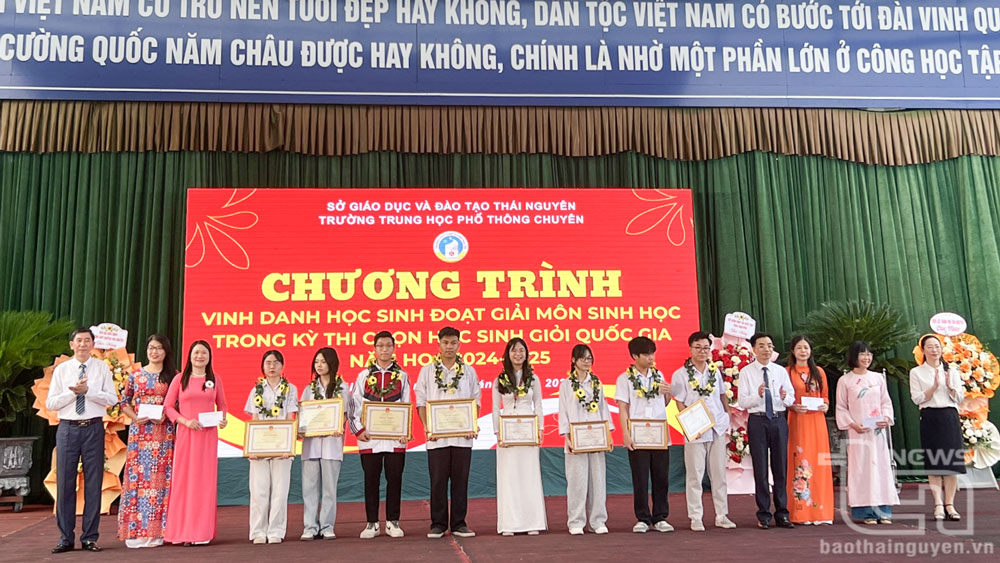 Vinh danh học sinh đoạt giải Quốc gia và các thầy, cô giáo có học sinh đoạt giải Quốc gia môn Sinh học.