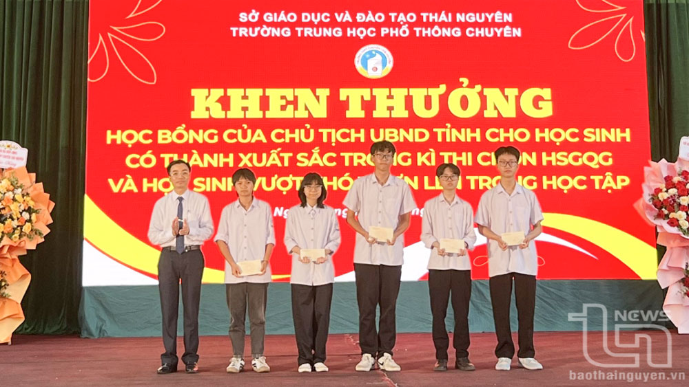 Lãnh đạo Nhà trường trao học bổng của Chủ tịch UBND tỉnh cho học sinh có thành tích xuất sắc và học sinh có hoàn cảnh khó khăn vươn lên trong học tập, mỗi suất trị giá 5 triệu đồng.