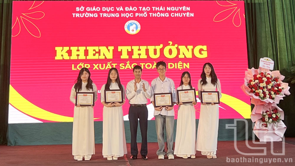 Lãnh đạo Nhà trường trao thưởng cho tập thể lớp có thành tích xuất sắc trong năm học 2024-2025.
