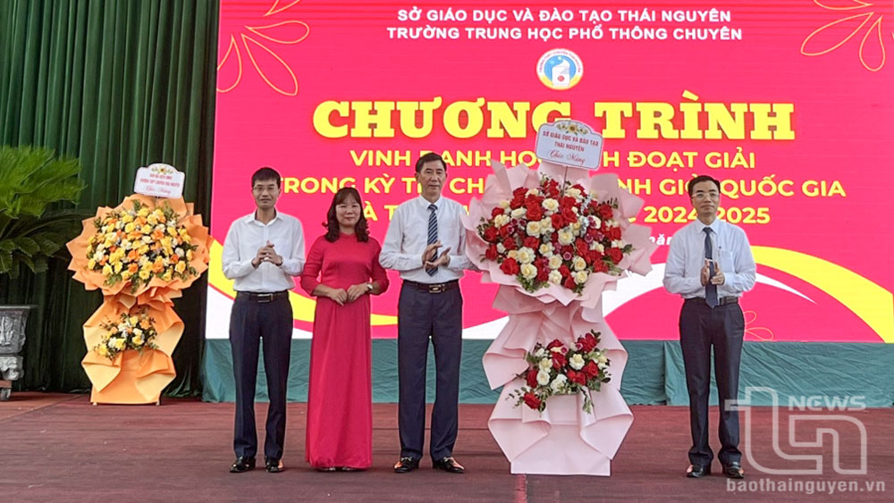 Lãnh đạo Sở Giáo dục và Đào tạo tặng hoa chúc mừng thầy và trò Trường THPT Chuyên Thái Nguyên.