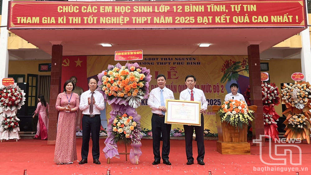 Lãnh đạo Sở Giáo dục và Đào tạo trao Bằng công nhận đạt chuẩn Quốc gia mức độ 2 và tặng hoa chúc mừng Trường THPT Phú Bình.