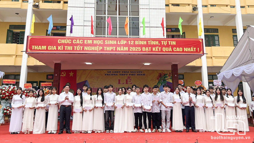 Lãnh đạo Sở Giáo dục và Đào tạo cùng lãnh đạo Nhà trường trao thưởng cho học sinh đoạt giải Nhất, Nhì tại Kỳ thi chọn học sinh giỏi cấp tỉnh, năm học 2024-2025.