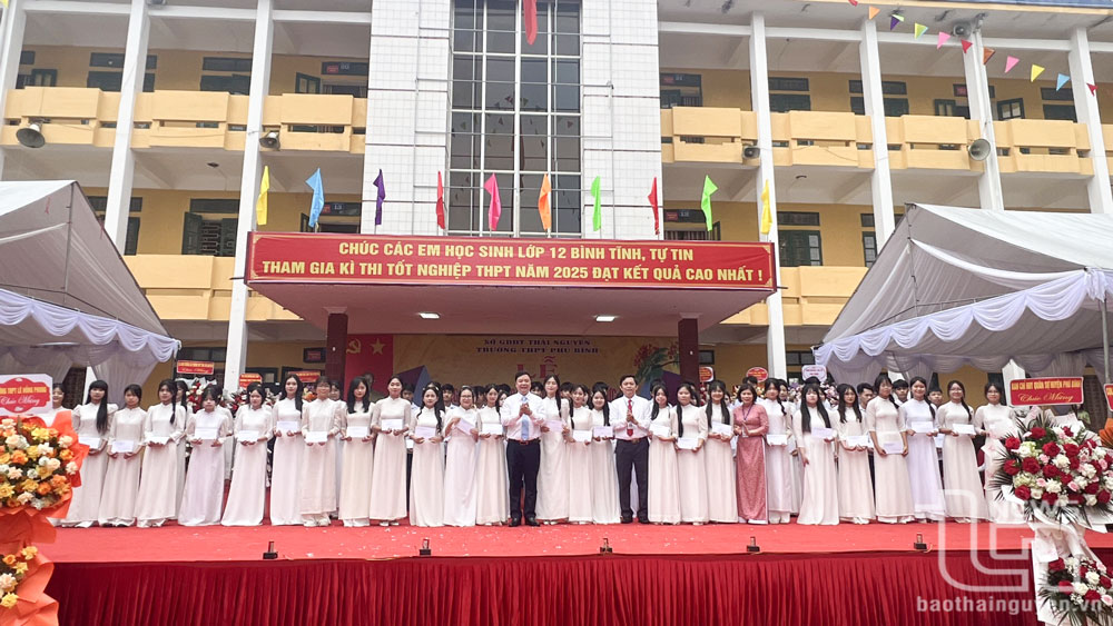 Lãnh đạo Trường THPT Phú Bình trao thưởng cho học sinh đoạt giải tại Kỳ thi chọn học sinh giỏi cấp tỉnh, năm học 2024-2025.