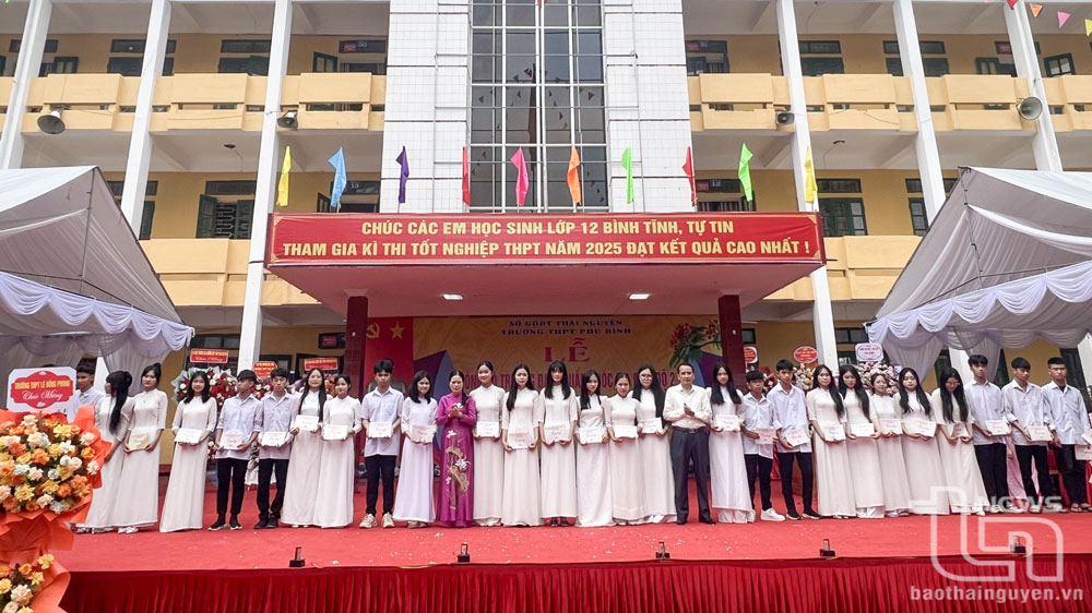 Lãnh đạo UBND huyện Phú Bình trao quà cho 29 học sinh thuộc diện hộ nghèo, hộ cận nghèo, đạt thành tích xuất sắc trong học tập.