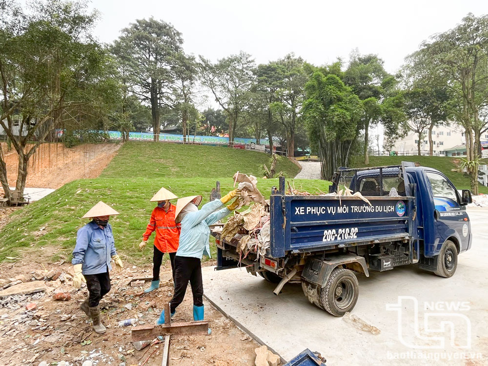 Rác thải tại Khu du lịch hồ Núi Cốc liên tục được thu gom, vận chuyển đến nơi quy định.