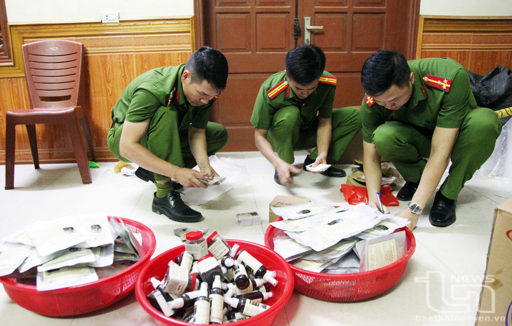 Cơ quan Công an kiểm đếm số hàng giả của Đỗ Tiến Hùng.