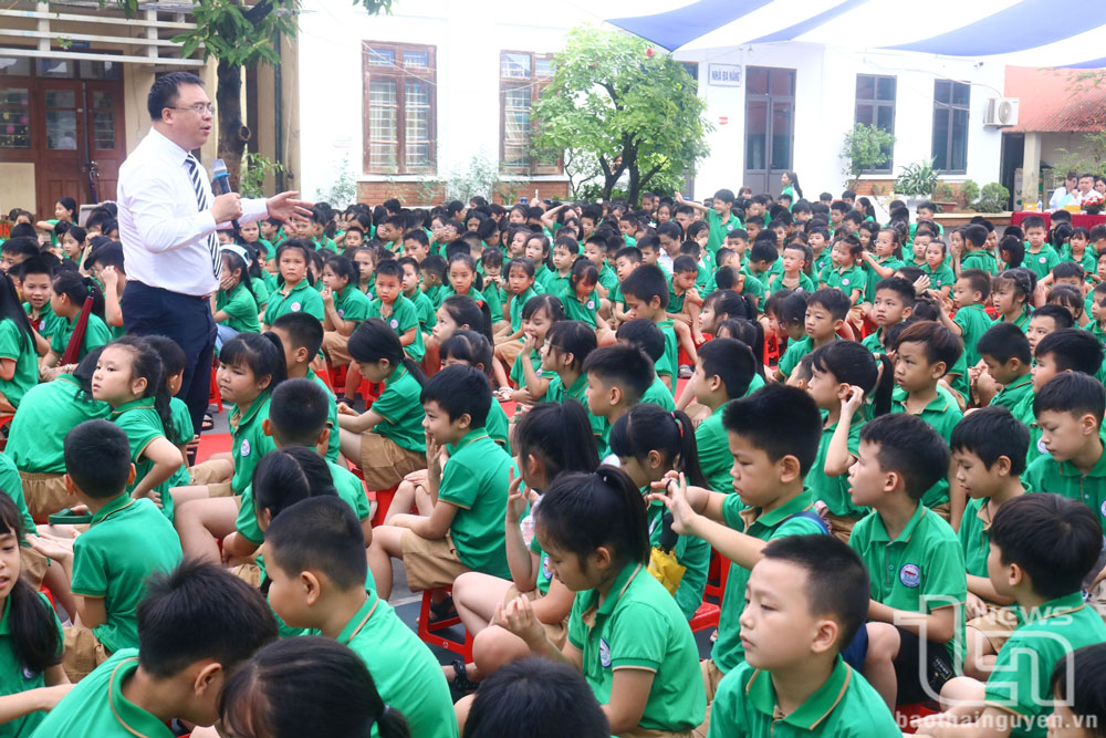 Giáo sư, Tiến sĩ Nguyễn Quốc Sửu, Phó Giám đốc Học viện Hành chính Quản trị Công (Học viện Chính trị Quốc gia Hồ Chí Minh) cùng các em học sinh Trường Tiểu học Trưng Vương.
