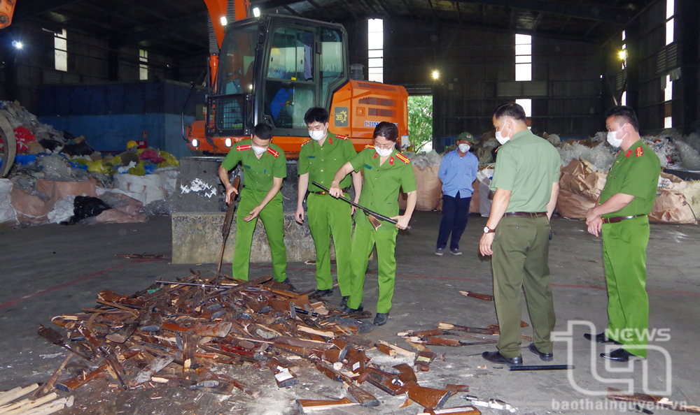 Tiêu hủy hơn 2.000 khẩu súng, vũ khí tự chế và công cụ hỗ trợ