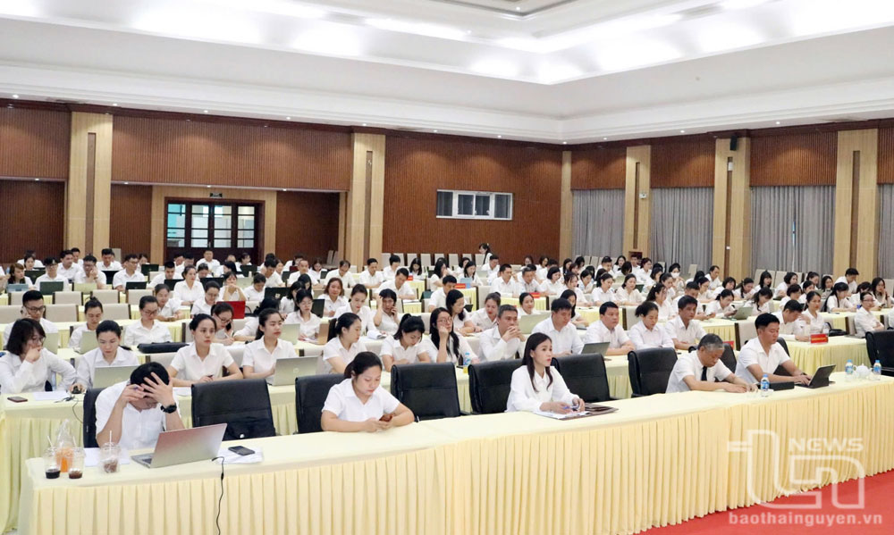 Cán bộ, công chức Tòa án nhân dân hai cấp tỉnh Thái Nguyên dự tâp huấn.