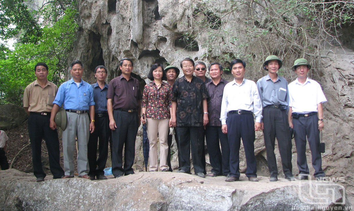 Nguyên Chủ tịch nước Trần Đức Lương và các đồng chí lãnh đạo tỉnh Thái Nguyên thăm Khu di tích khảo cổ học Thần Sa, huyện Võ Nhai, ngày 10/10/2006. Ảnh: Tư liệu