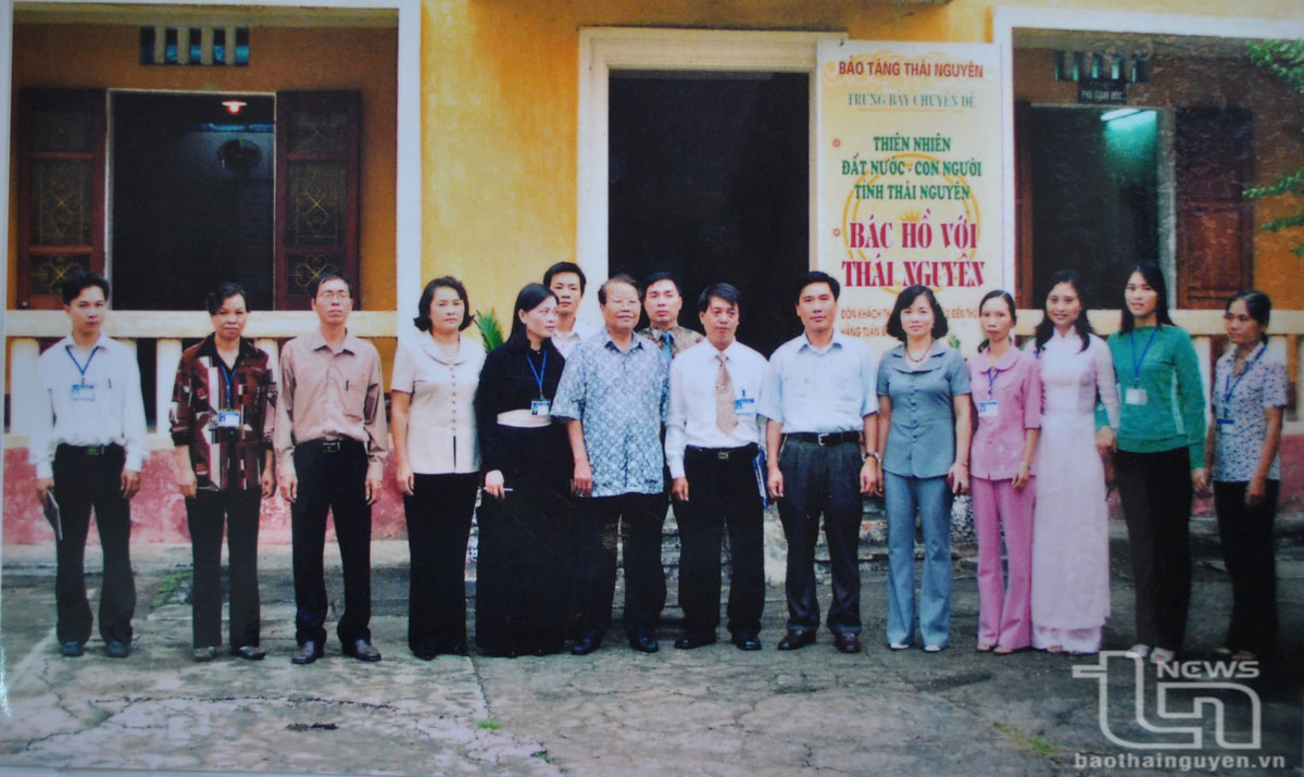 Nguyên Chủ tịch nước Trần Đức Lương và các đồng chí lãnh đạo tỉnh Thái Nguyên thăm Bảo tàng tỉnh, ngày 10/10/2006. Ảnh: Tư liệu