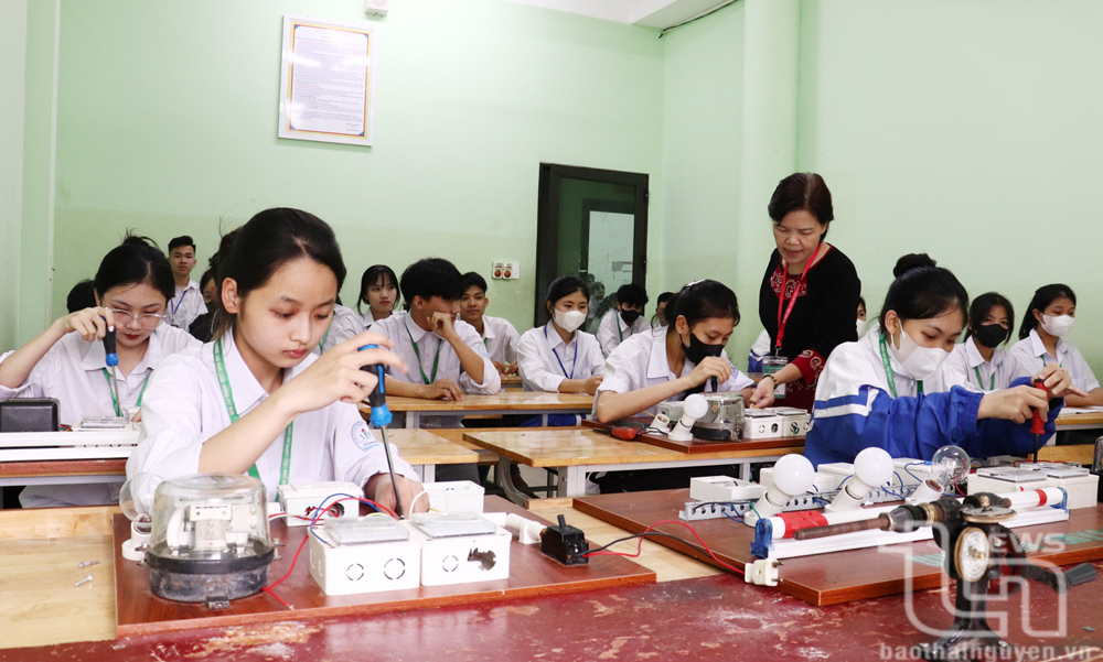 Trao bằng tốt nghiệp hệ trung cấp cho hơn 340 học sinh
