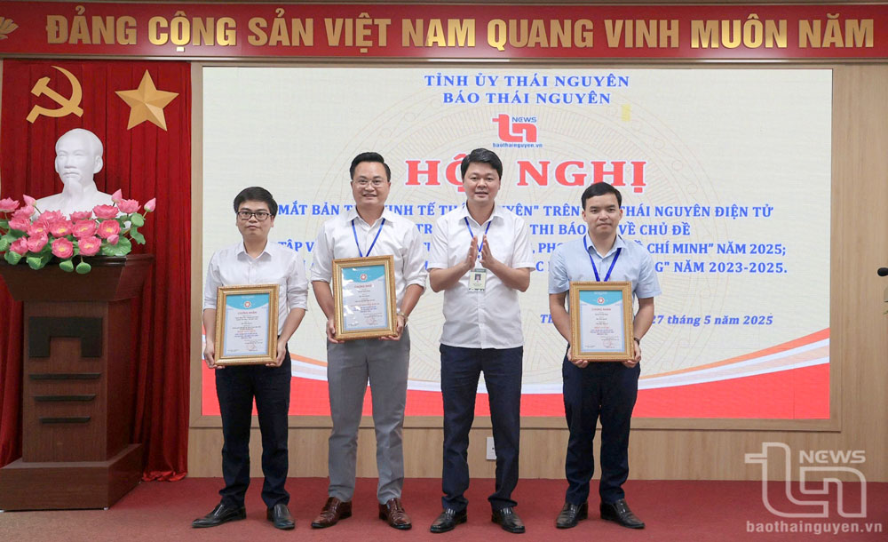Lãnh đạo Báo Thái Nguyên trao giải cho nhóm tác giả đoạt giải Nhất trong Cuộc thi ảnh báo chí “Thái Nguyên - Góc nhìn cuộc sống” năm 2023-2025.