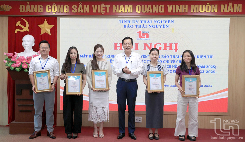 Lãnh đạo Báo Thái Nguyên trao giải cho các tác giả, nhóm tác giả đoạt giải Khuyến khích trong Cuộc thi ảnh báo chí “Thái Nguyên - Góc nhìn cuộc sống” năm 2023-2025.