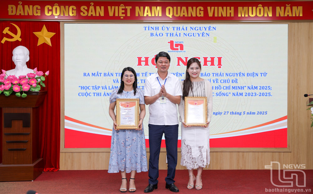 Lãnh đạo Báo Thái Nguyên trao giải cho các tác giả, nhóm tác giả đoạt giải A trong Cuộc thi báo chí về chủ đề “Học tập và làm theo tư tưởng, đạo đức, phong cách Hồ Chí Minh năm 2025.