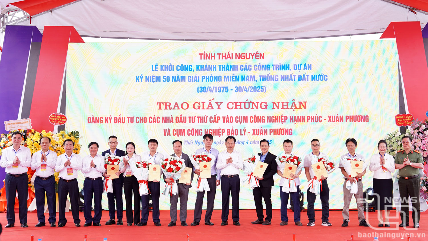 Đồng chí Bí thư Tỉnh ủy Trịnh Việt Hùng và các đại biểu tặng hoa chúc mừng các nhà đầu tư thứ cấp được nhận Giấy chứng nhận đăng ký đầu tư vào Cụm công nghiệp Hạnh Phúc - Xuân Phương và Cụm công nghiệp Bảo Lý - Xuân Phương (Phú Bình).
