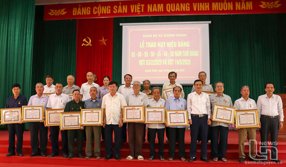 Phú Bình: Trao tặng Huy hiệu Đảng cho các đảng viên lão thành