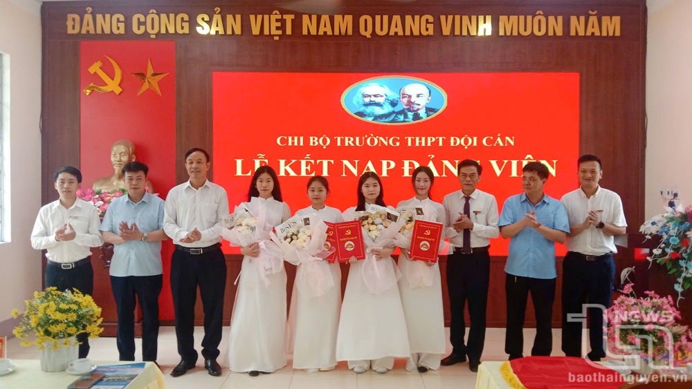 Lãnh đạo Huyện ủy Đại Từ cùng các đại biểu chúc mừng 4 học sinh vinh dự được kết nạp Đảng.