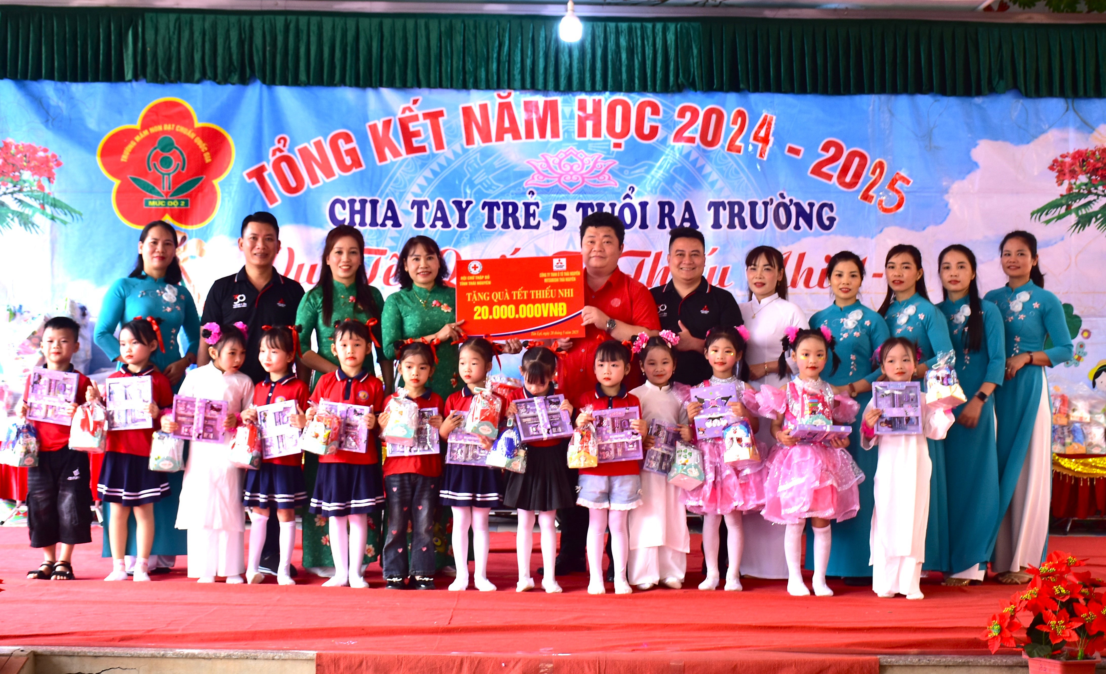 Tặng quà Tết thiếu nhi cho trẻ em vùng khó